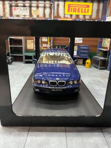 KK Scale 1:18 - Modelauto - BMW 540i E39 Sedan (1995), Hobby en Vrije tijd, Modelauto's | 1:5 tot 1:12, Nieuw