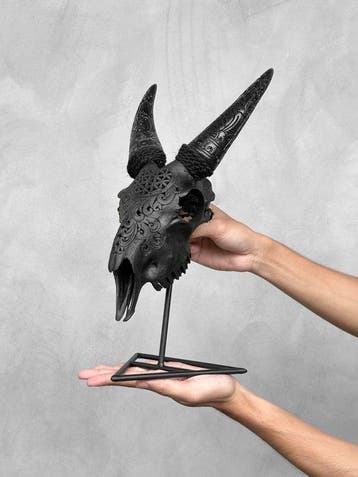 SANS RÉSERVE - Crâne de chèvre noir sculpté à la main avec