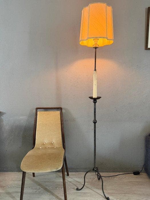 Staande lamp - Smeedijzer - statief gotiek middeleeuws, Antiek en Kunst, Curiosa en Brocante