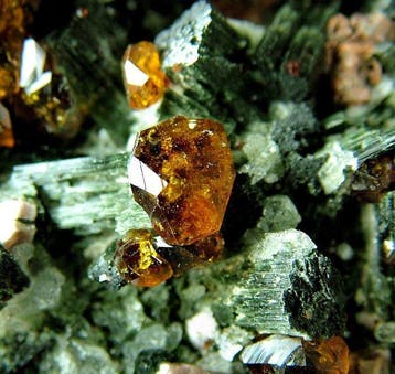 CW1521 Exceptionnelle andradite sur hedenbergite avec pyrite