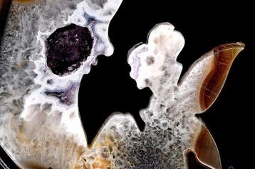 Prachtige agaat met amethistgeode, fee op een halvemaan met