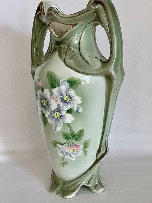Vaas - Versierd met weelderig floraal decor en zweepslag, Antiek en Kunst, Kunst | Designobjecten