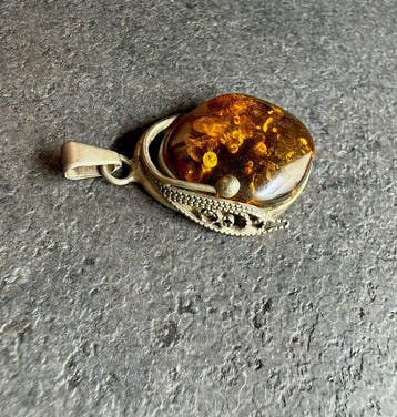 Oude hanger met een natuurlijke Baltische barnsteen cabochon, Verzamelen