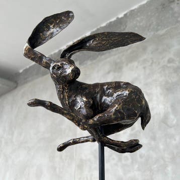 sculptuur, Speckled bronze Rabbit on stand - 44 cm - Brons