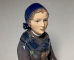 Dahl Jensen Porcelain Company - Beeldje - Amager Girl seated