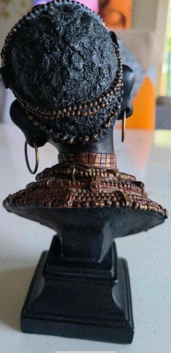 Dit decoratieve borstbeeld stelt een Afrikaanse vrouw voor,