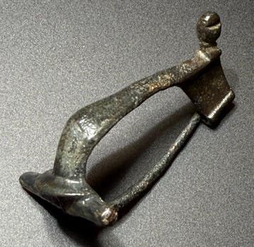 Romain antique Fibule classique en bronze, joliment façonnée