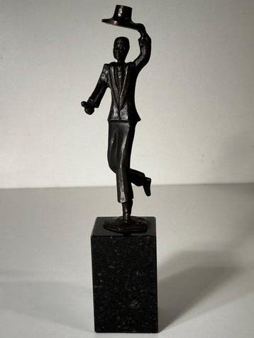 Figurine - Dansende man met hoed - Bronze, Marbre
