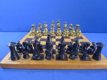 Jeu déchecs en bronze nature et teint en noir échiquier