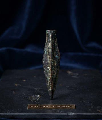 Marco, exposant avec une flèche de la Grèce antique Bronze