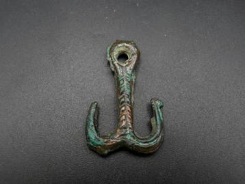 Viking period: beauiful bronze Viking anchor amulet (Zonder