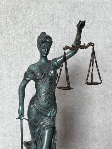Beeld, “Lady Justice” 40 cm - 40 cm - Brons