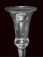 Wijnglas - Georgisch ingekerfd wijnglas met twist c1755 -