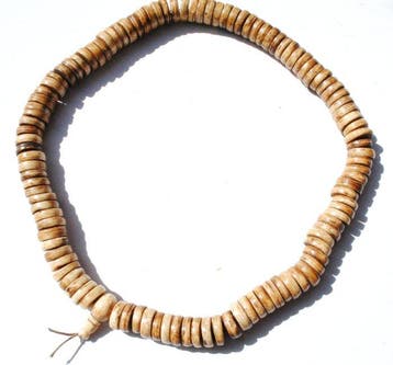 Oudere mala van 108 schelpen schijven, met de hand gemaakt,