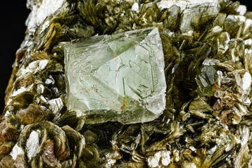 TOP fluorite verte, cristal monocristallin avec mica -