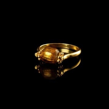 Oud-Romeins, Keizerrijk Ring met glazen kraal van Romeinse