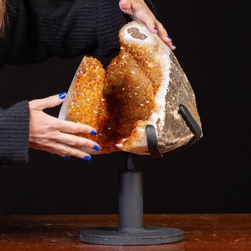 Prachtige Madeira citrienkwarts-druse op draaibare ijzeren, Verzamelen, Mineralen en Fossielen