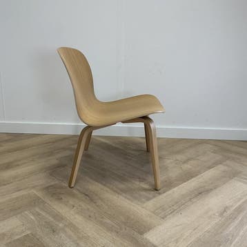 Muuto Visu loungestoel / fauteuil houten van Mika Tolvanen,