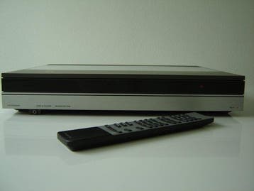 Bang & Olufsen - Beomaster 5500 Solid state stereo receiver, Audio, Tv en Foto, Nieuw