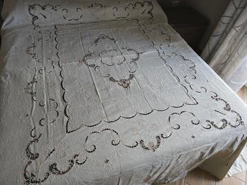 coprieletto in puro lino con ricamo punto ago a mano