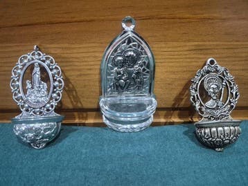 Wijwatervat (3) - Lote de 3 benditeras de bronce: Virgen de