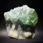 Groene fluoriet in kruisverband op wit chalcedoonkwarts,