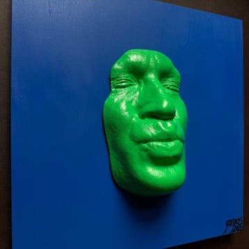 gregos - Green light kiss on blue background