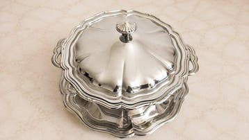 Louis XV / Rocaille - Grand légumier couvert avec plateau -