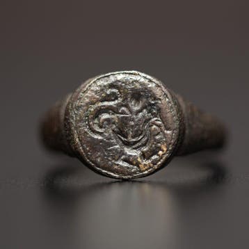 Viking periode Brons Signet Ring with Stylised “Great Beast”
