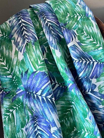 Dubbel breed. Stof met botanische motieven voor decoratie en