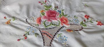 Prachtige handdoek uit de bruidsschat, met mooie bloemen die