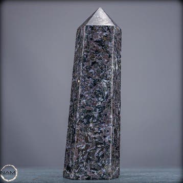 Natuurlijke Merlinit-obelisk – Zeldzame, mystiek aandoende