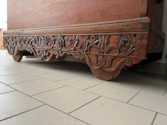 Uitgebeiteld voetstuk. De basis is fijn met de hand bewerkt, Antiek en Kunst, Kunst | Niet-Westerse kunst