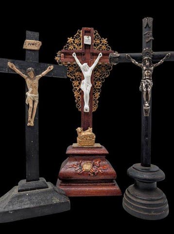 Antique Crucifix (3) - bois noirci et Métal argenté -