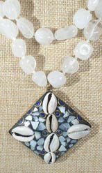Witte kwarts - Boeddhistisch amulet van Parelmoer en Schelp