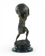 Aldo Vitaleh - sculptuur, Atlas Holding the World - 32 cm -