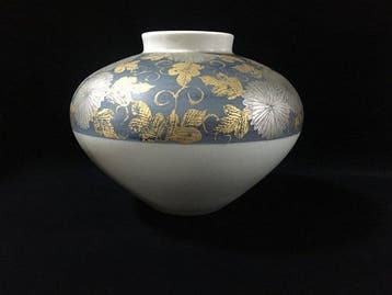 Fine Japanese Vintage Arita-Imari Ware Porcelain Flower Vase