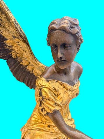 J. Houdon - Figuur - Sitzende geflügelte Viktoria - Brons,