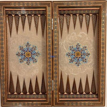 Plateau de backgammon et d’échecs en incrustations, fabriqué
