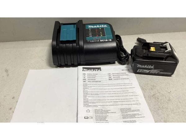Veiling - Makita 5Ah Accu + makita acculader DC18SD, TV, Hi-fi & Vidéo, Batteries