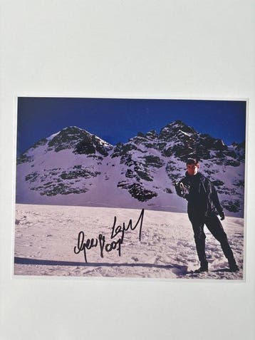 James Bond - Lot of 2 handsigned photos George Lazenby and