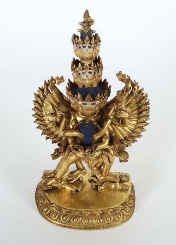 Een grote vergulde bronzen figuur van Chakrasamvara in