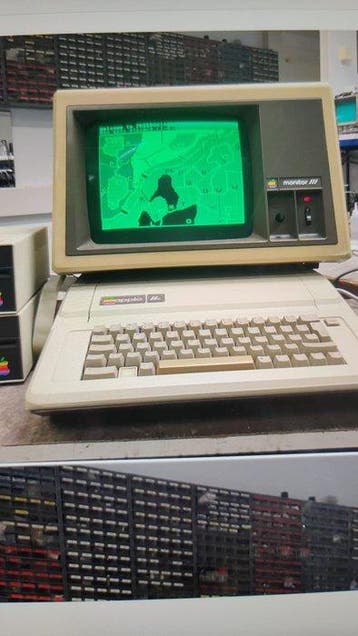 Apple IIe with Apple Monitor III, 2 Disk II drives,, Nieuw