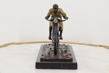 sculptuur, An Elegant Bronze Sculpture of a Man on a Moped –