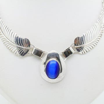 Collier avec des plumes et une pierre bleue - Navajo -