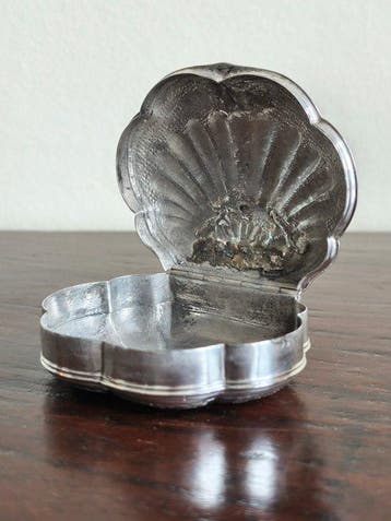 Boîte de tabac à priser - Argent 750 - En forme de coquille,