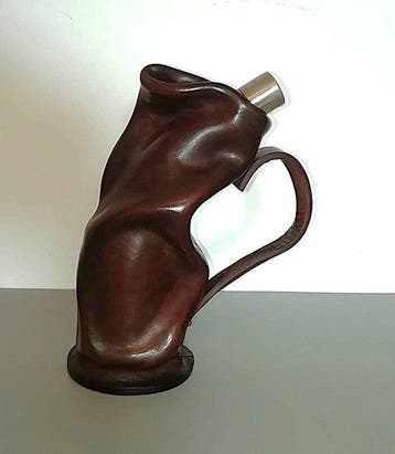 Bottiglia da liquore in vetro con rivestimento in cuoio