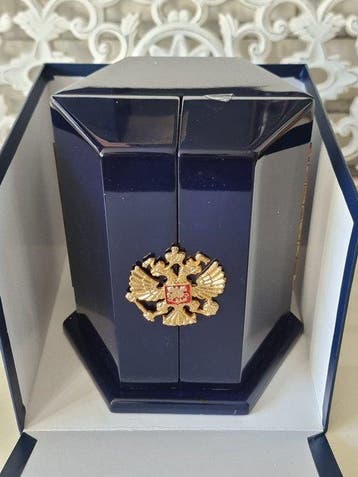 Fabergé ei - Ei « Blue Imperial Pine Cone Egg » met meer dan