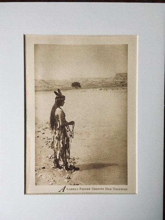 Edward Sheriff Curtis (1868-1952) - A Lonely Figure Despite, Antiek en Kunst, Kunst | Designobjecten