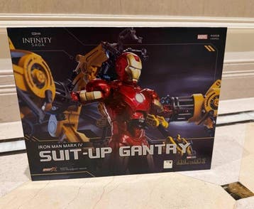 Marvel - Figure - Marvel Iron Man Mark IV Suit-Up Gantry Set